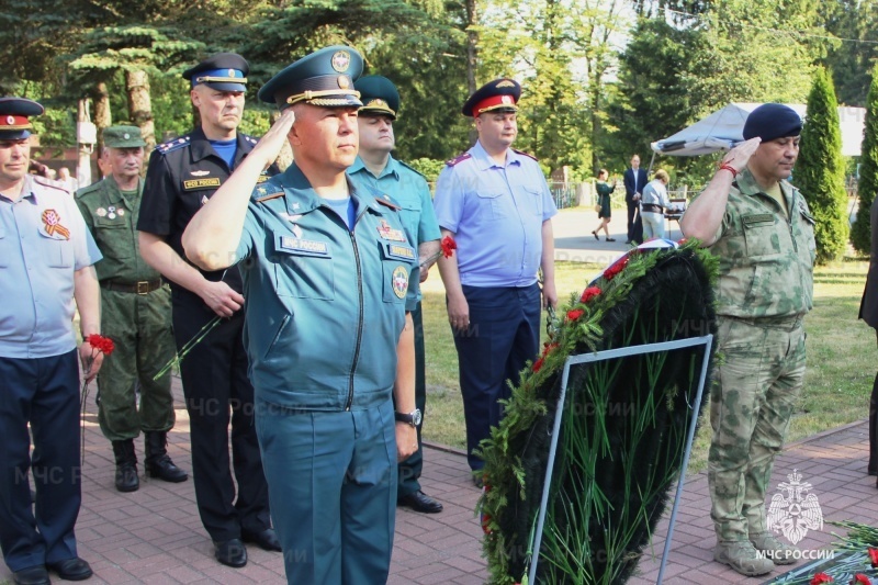 День памяти и скорби: в Брянской области сотрудники МЧС России почтили память погибших в Великой Отечественной войне