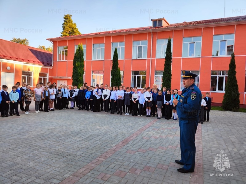 В Унечском районе сотрудники спасательного ведомства вручили награды призерам и победителям конкурса «Неопалимая купина»