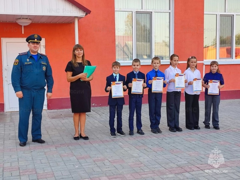 В Унечском районе сотрудники спасательного ведомства вручили награды призерам и победителям конкурса «Неопалимая купина»