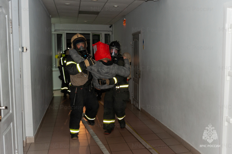 Показное пожарно-тактическое учение провели брянские огнеборцы в Брянском областном губернаторском Дворце детского и юношеского творчества имени Ю.А. Гагарина