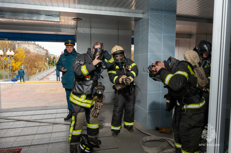 Показное пожарно-тактическое учение провели брянские огнеборцы в Брянском областном губернаторском Дворце детского и юношеского творчества имени Ю.А. Гагарина