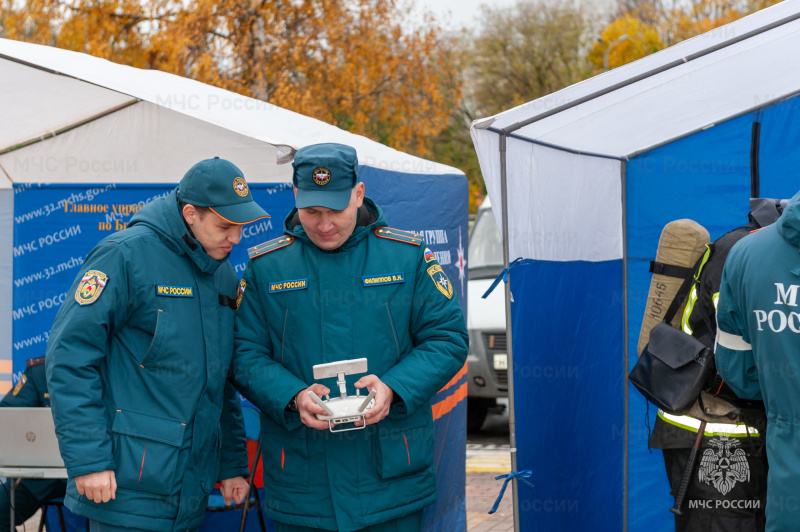 Показное пожарно-тактическое учение провели брянские огнеборцы в Брянском областном губернаторском Дворце детского и юношеского творчества имени Ю.А. Гагарина