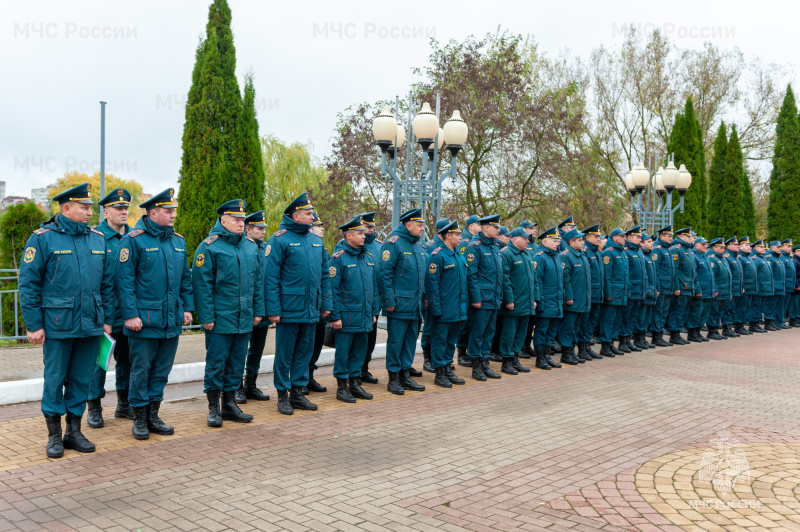 Показное пожарно-тактическое учение провели брянские огнеборцы в Брянском областном губернаторском Дворце детского и юношеского творчества имени Ю.А. Гагарина