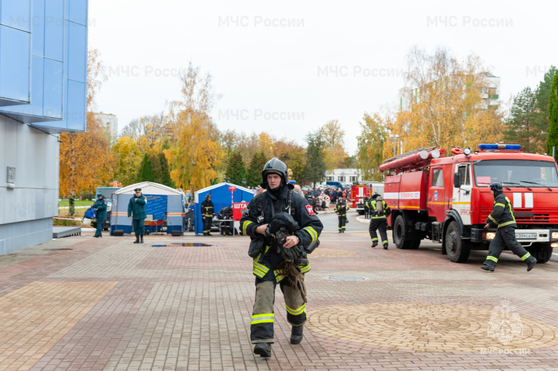 Показное пожарно-тактическое учение провели брянские огнеборцы в Брянском областном губернаторском Дворце детского и юношеского творчества имени Ю.А. Гагарина