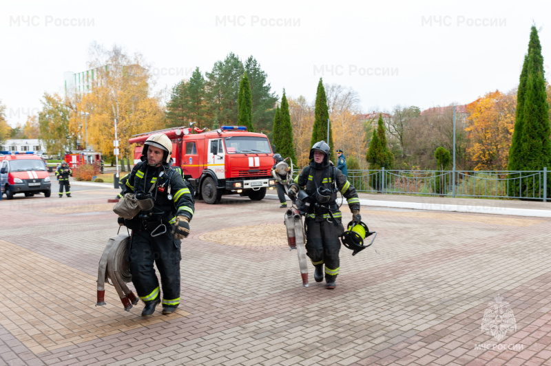 Показное пожарно-тактическое учение провели брянские огнеборцы в Брянском областном губернаторском Дворце детского и юношеского творчества имени Ю.А. Гагарина