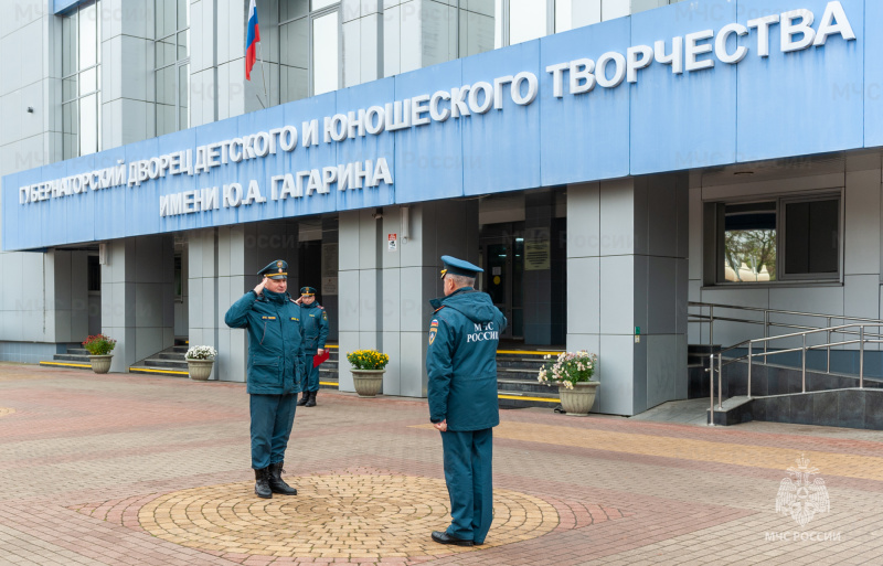 Показное пожарно-тактическое учение провели брянские огнеборцы в Брянском областном губернаторском Дворце детского и юношеского творчества имени Ю.А. Гагарина