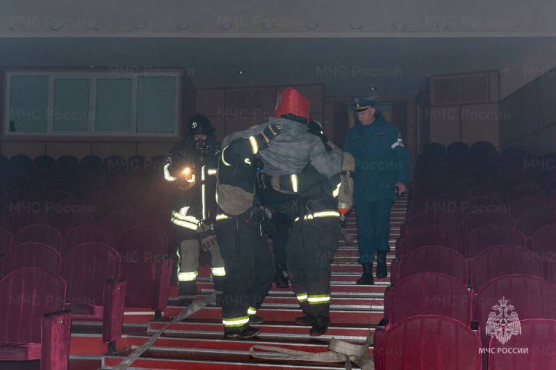 Показное пожарно-тактическое учение провели брянские огнеборцы в Брянском областном губернаторском Дворце детского и юношеского творчества имени Ю.А. Гагарина