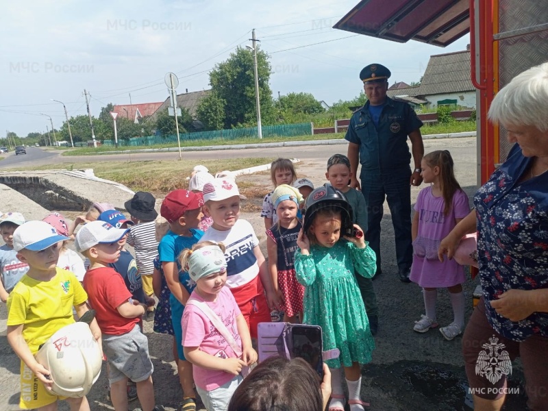 Погарские и комаричские пожарные пригласили в гости малышей