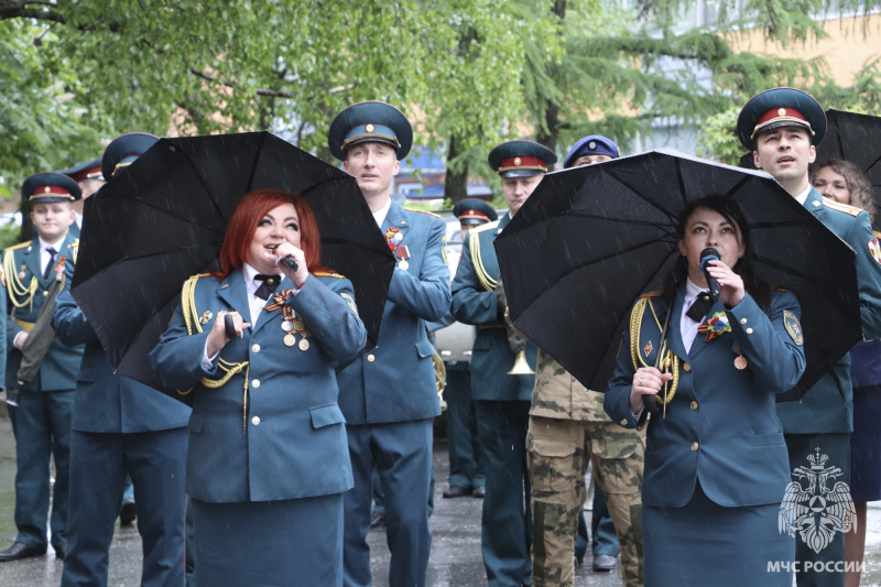 В Брянске сотрудники МЧС, Росгвардии и следственного комитета поздравили с Днем Победы ветеранов