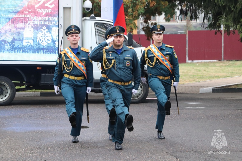 В Главном управлении МЧС России по Брянской области состоялось торжественное построение личного состава, посвященное дню Гражданской обороны