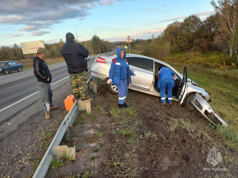 Пожарно - спасательные подразделения ГПС МЧС России приняли участие в ликвидации последствий ДТП в Выгоничском районе