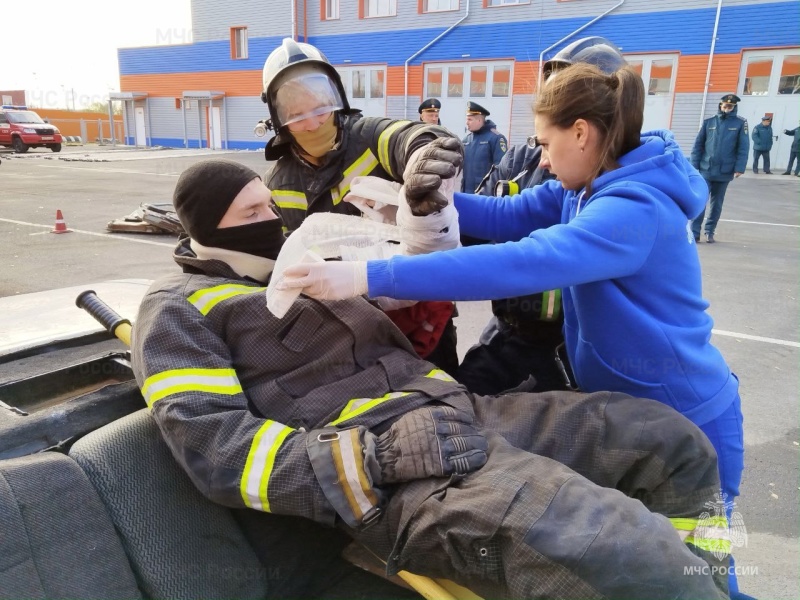 Брянские огнеборцы провели тренировку по ликвидации последствий ДТП