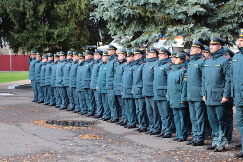 В Главном управлении МЧС России по Брянской области состоялось торжественное построение посвящённое Дню народного единства